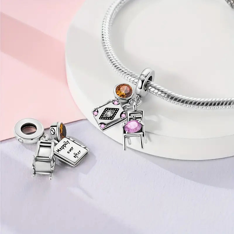 Charm Café, Libro y Silla