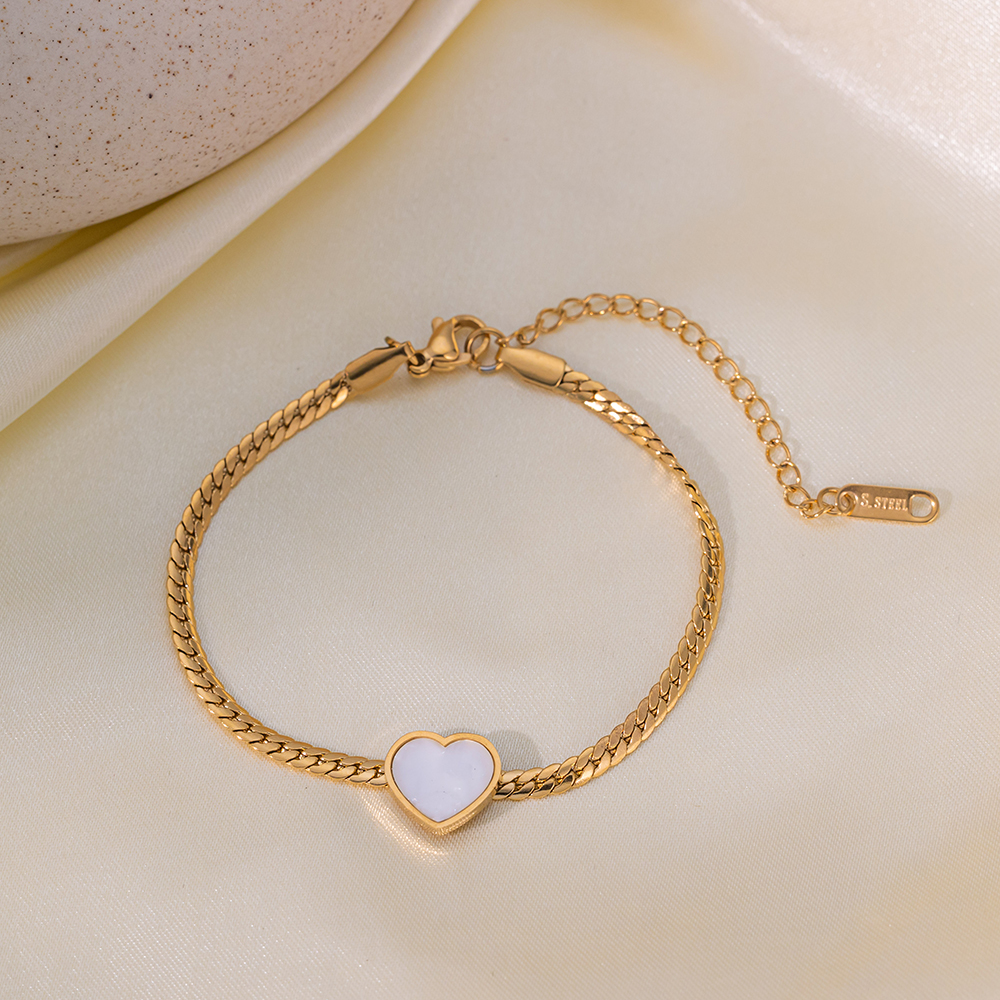 Brazalete Dorado Entrelazado Plano con Corazón Blanco