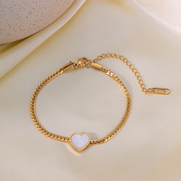 Brazalete Dorado Entrelazado Plano con Corazón Blanco