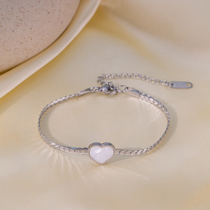 Brazalete Plateado Entrelazado Plano con Corazón Blanco