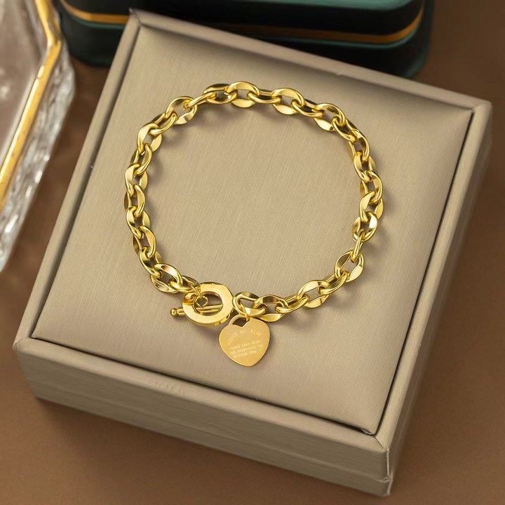 Brazalete Dorado de Cadena con un Dije de Corazón y un Cierre de Barra en T