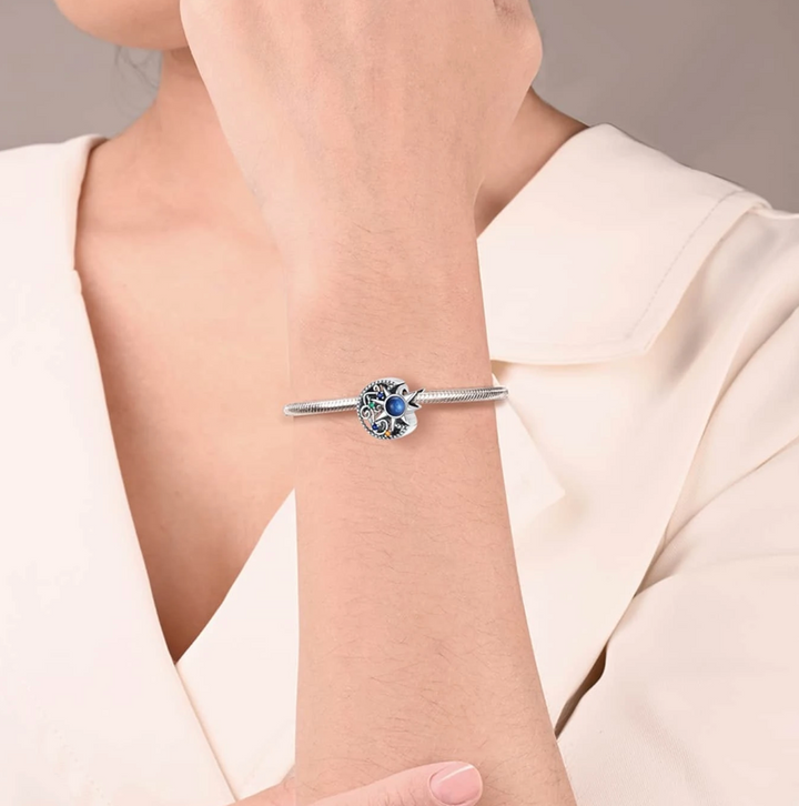 Charm Luna y Estrella "Resplandor Cósmico de Legado Sagrado"