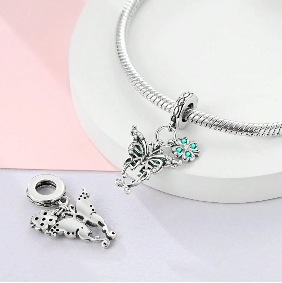 Charm Mariposa Verde y Trébol