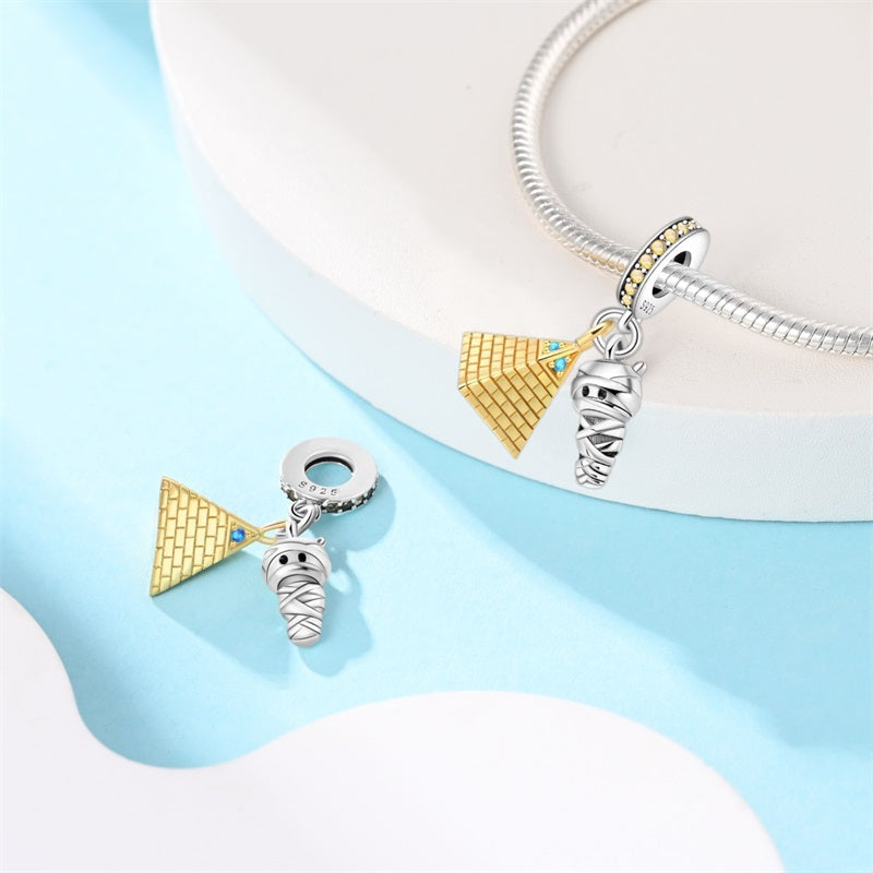 Charm Pirámide y Momia