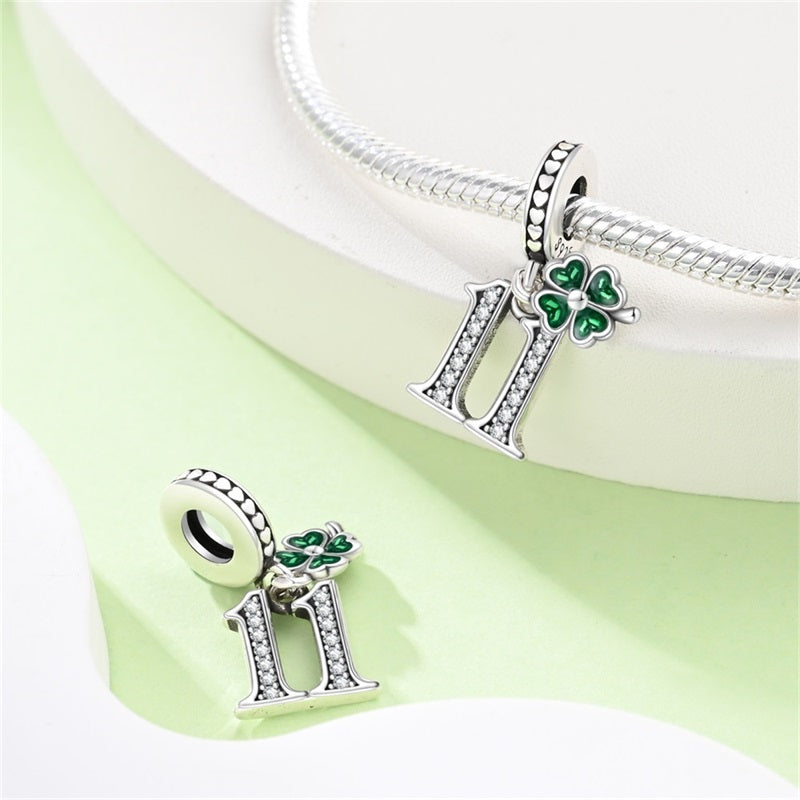 Charm Trébol y Número 11