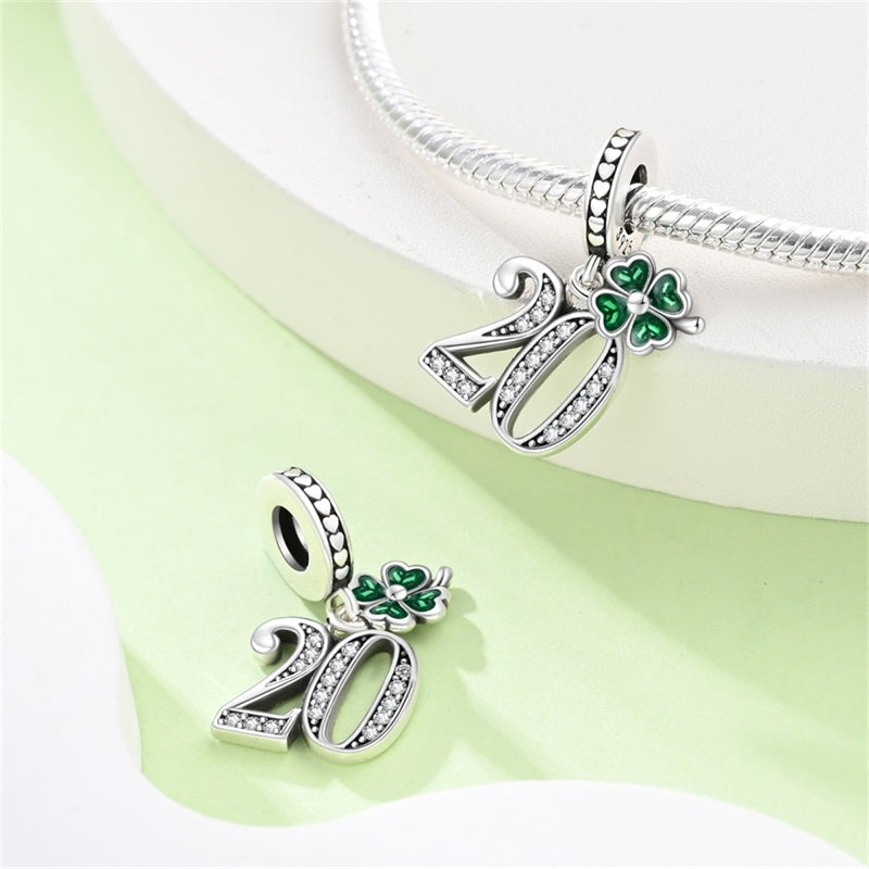 Charm Trébol y Número 20