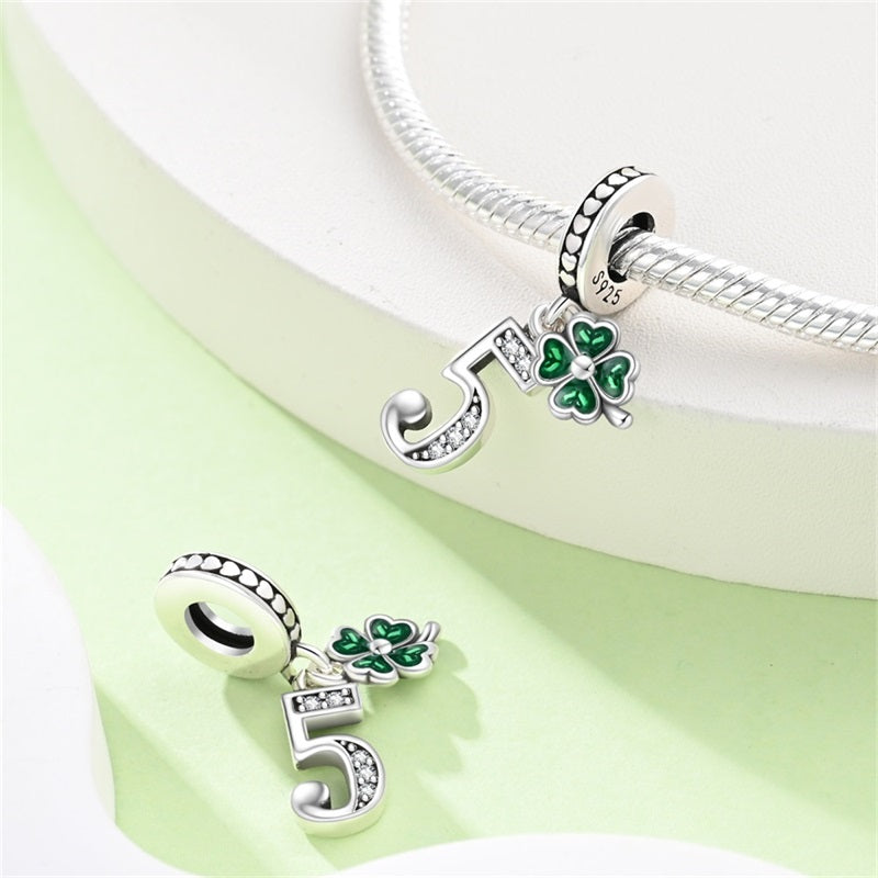 Charm Trébol y Número 5