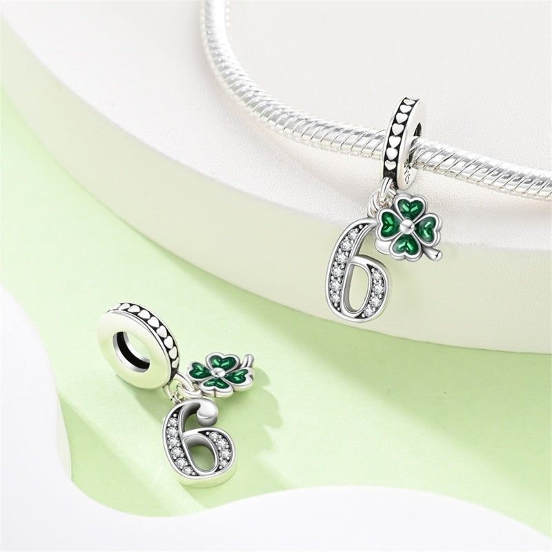 Charm Trébol y Número 6