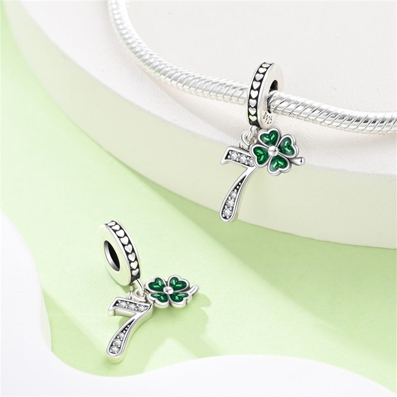 Charm Trébol y Número 7