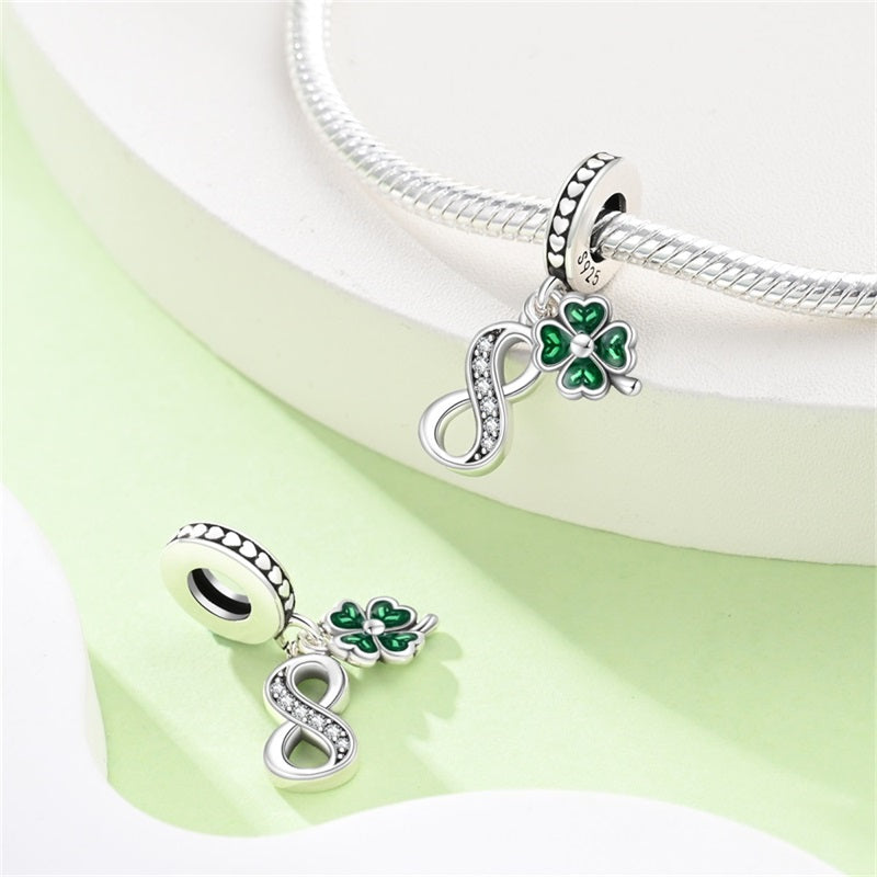 Charm Trébol y Número 8