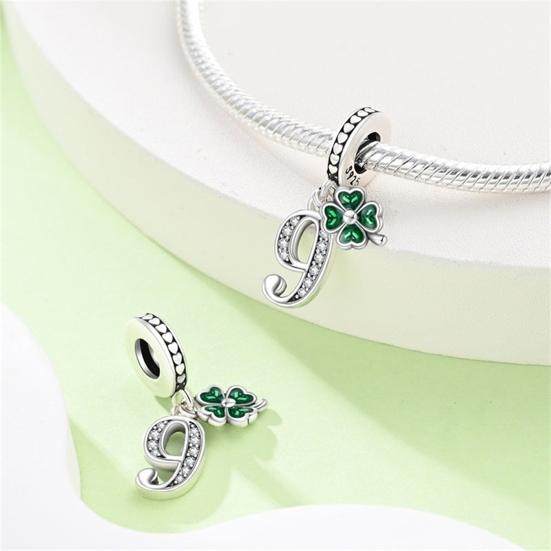 Charm Trébol y Número 9