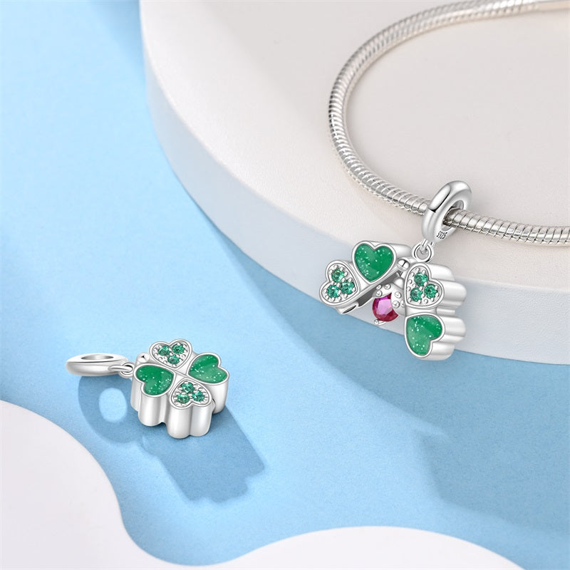 Charm Trébol Abierto y Mariquita