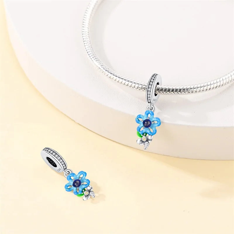 Charm Flor Azul y Abeja