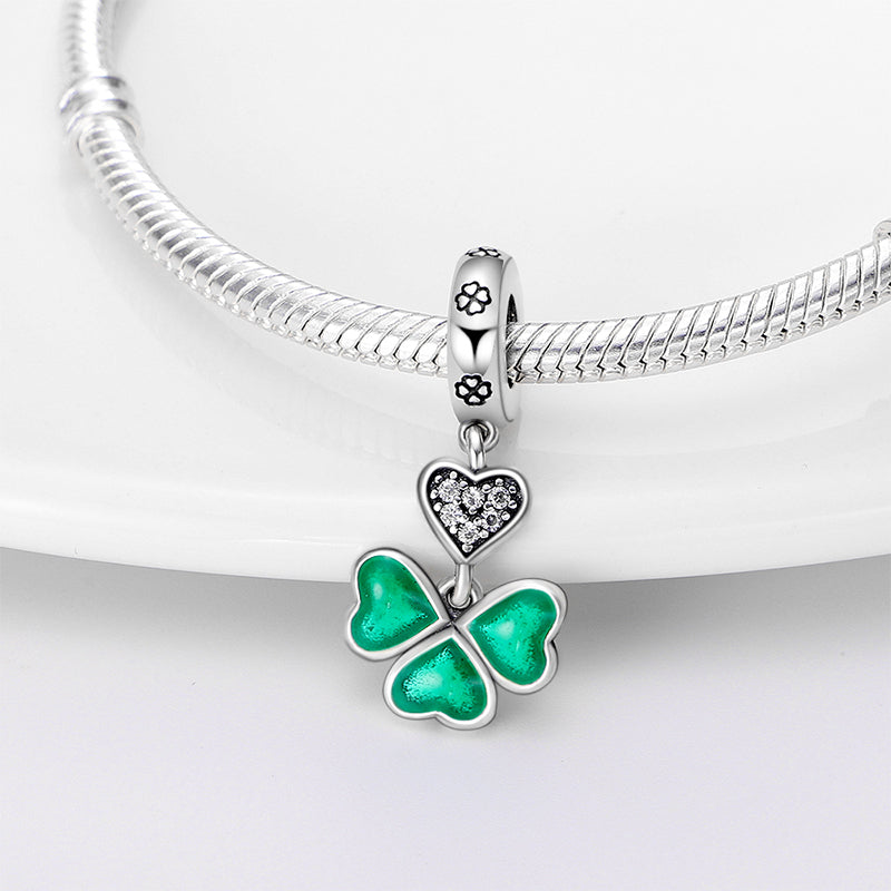 Charm Trebol con Corazones Verdes
