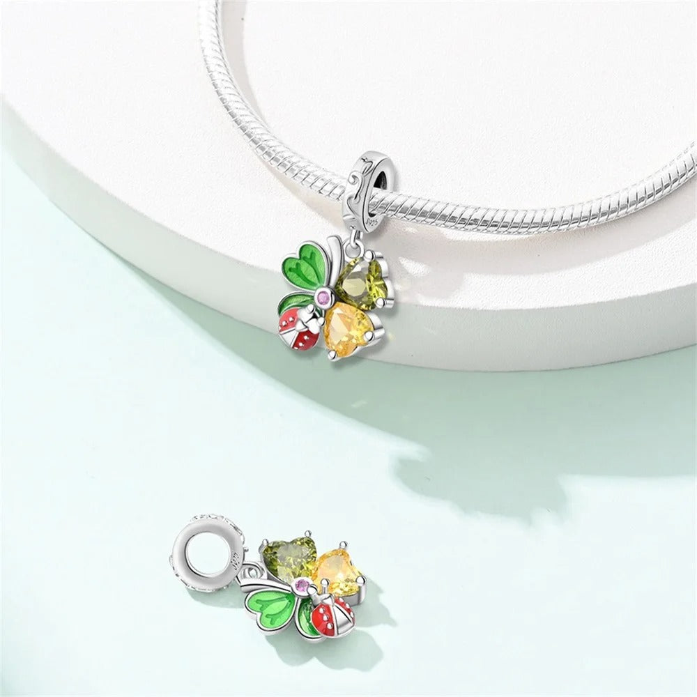 Charm Trébol de Corazones y Mariquita