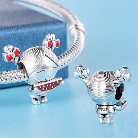 Charm Niña Comiendo