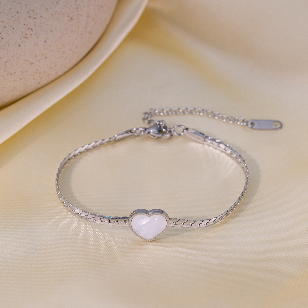Brazalete Plateado  Entrelazado Plano con Corazón Blanco