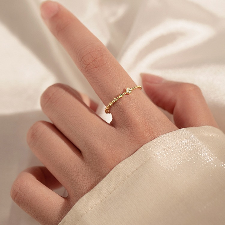 Anillo Dorado Rombo con Diamantes