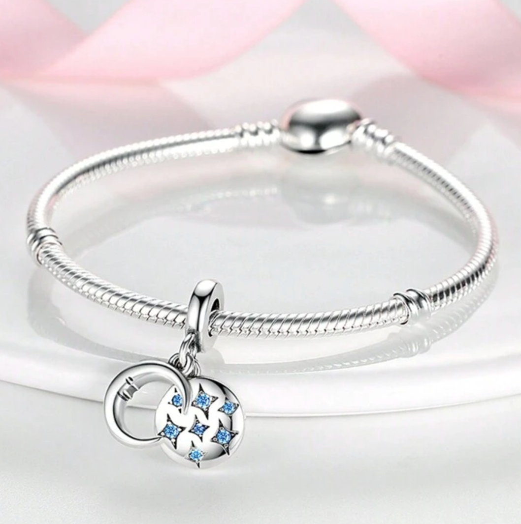 Charm Luna Durmiente & Estrellas Azules