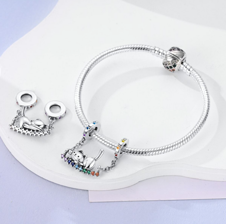 Charm Gatito en Columpio