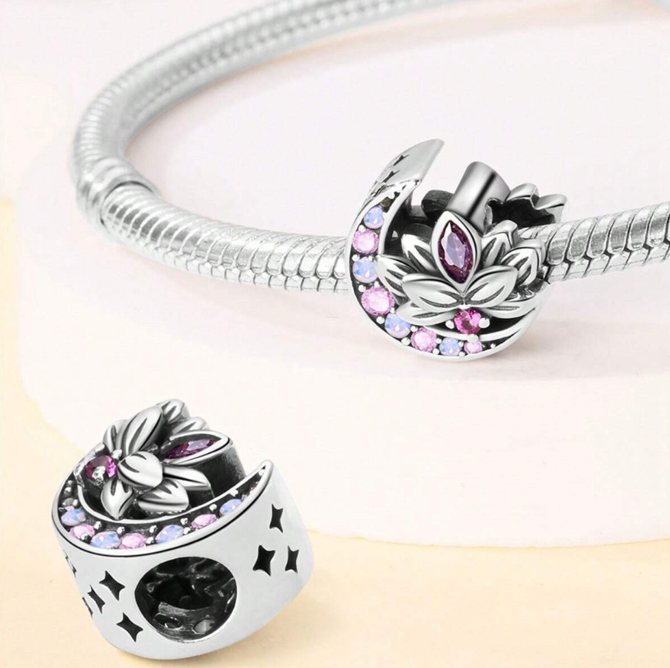 Charm Luna y Flor de Loto