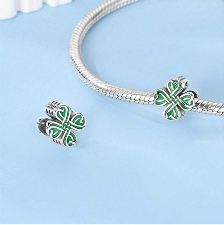 Charm Cruz de Hojas Verdes