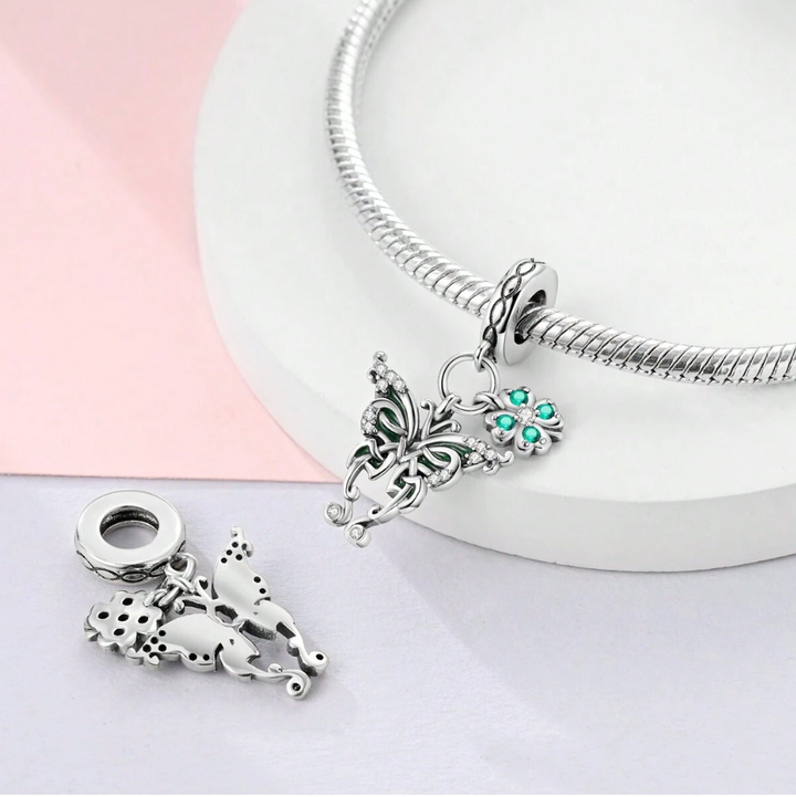 Charm Mariposa Verde y Trébol