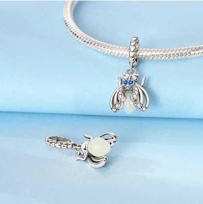 Charm Luciérnaga y Corazón Azul