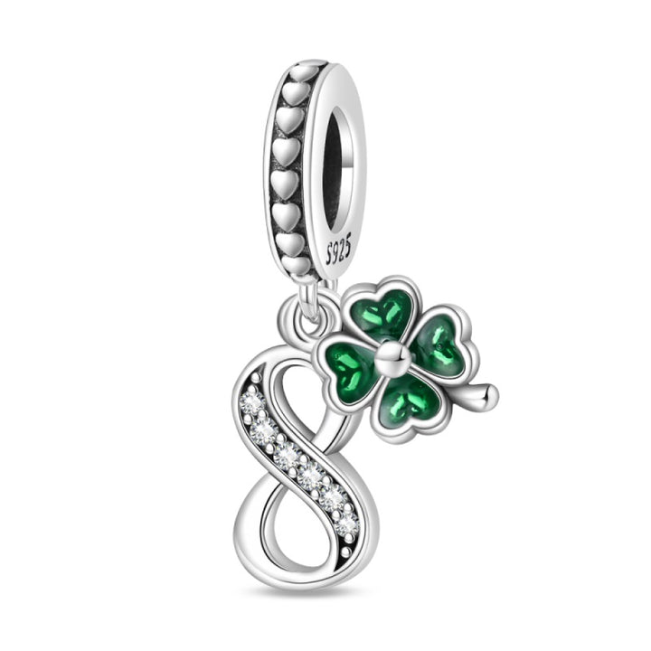 Charm Trébol y Número 8