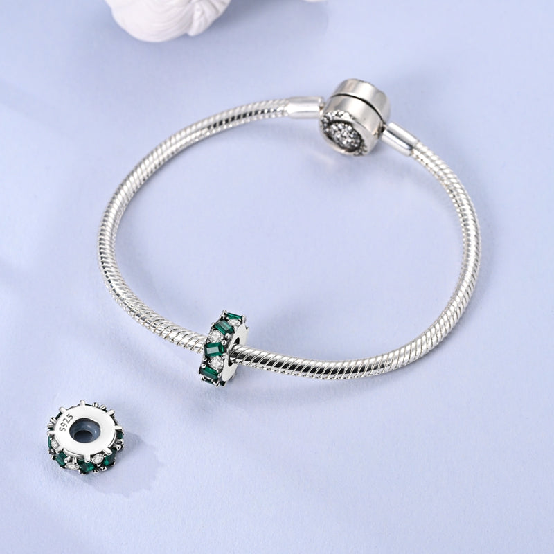 Charm Diamantado con Esmeraldas
