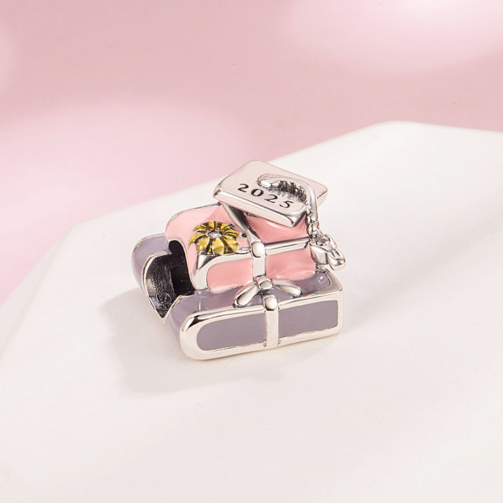 Charm Libros & Birrete