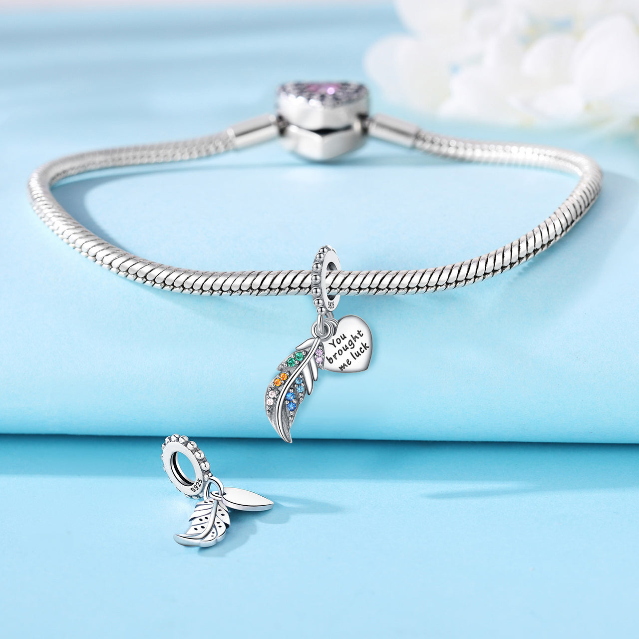 Charm Pluma Diamantada "You Brought Me Luck"