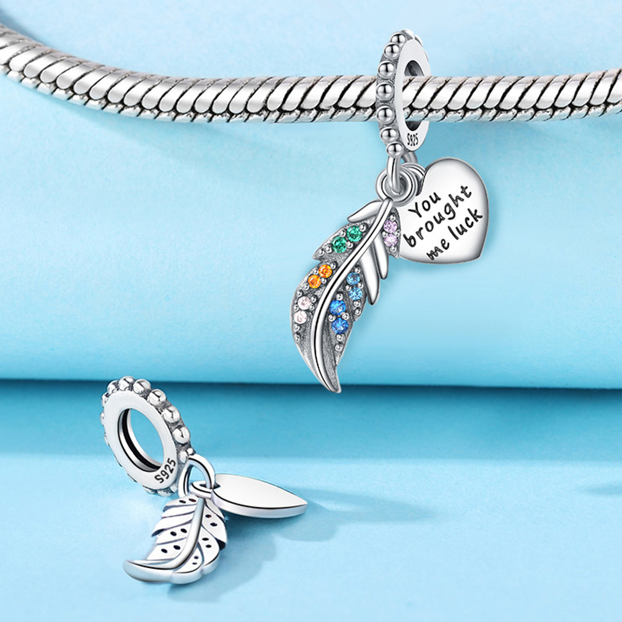 Charm Pluma Diamantada "You Brought Me Luck"