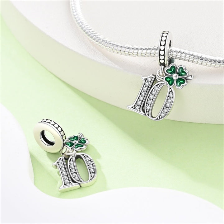 Charm Trébol y Número 10