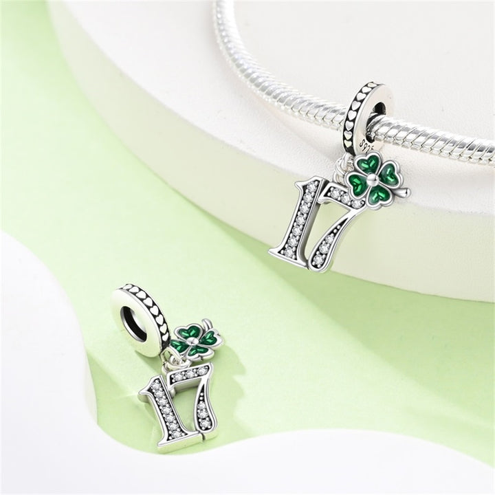 Charm Trébol y Número 17