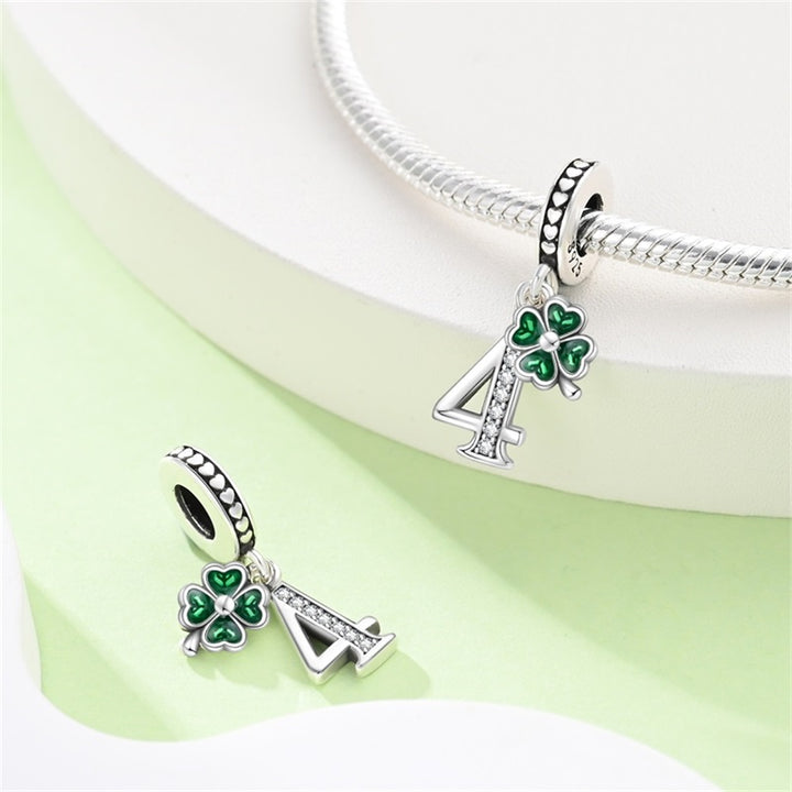 Charm Trébol y Número 4