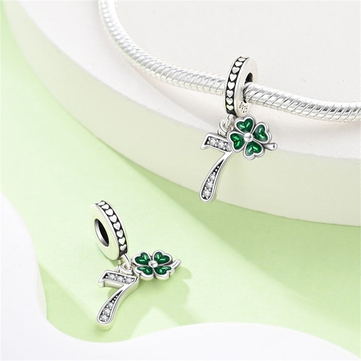 Charm Trébol y Número 7