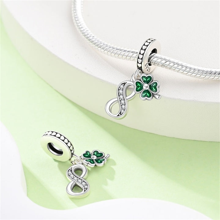 Charm Trébol y Número 8