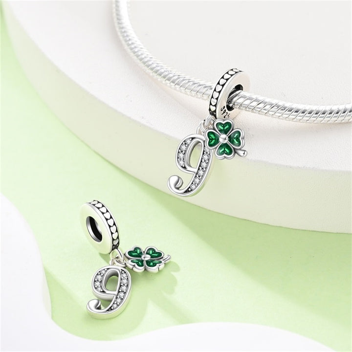 Charm Trébol y Número 9