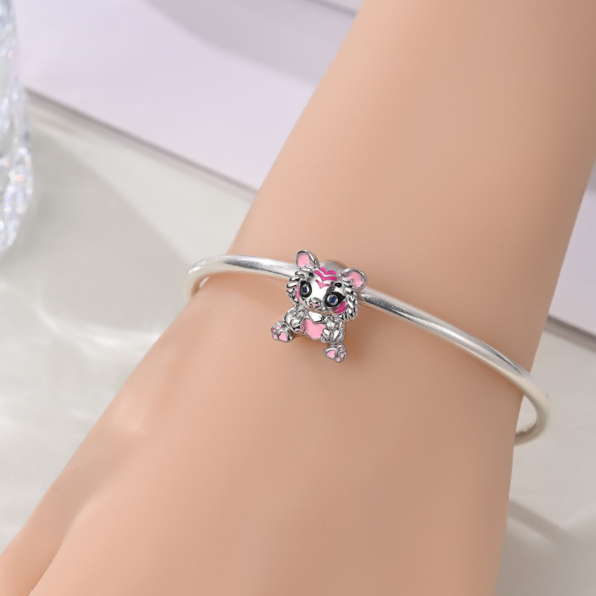 Charm Leon Rosa