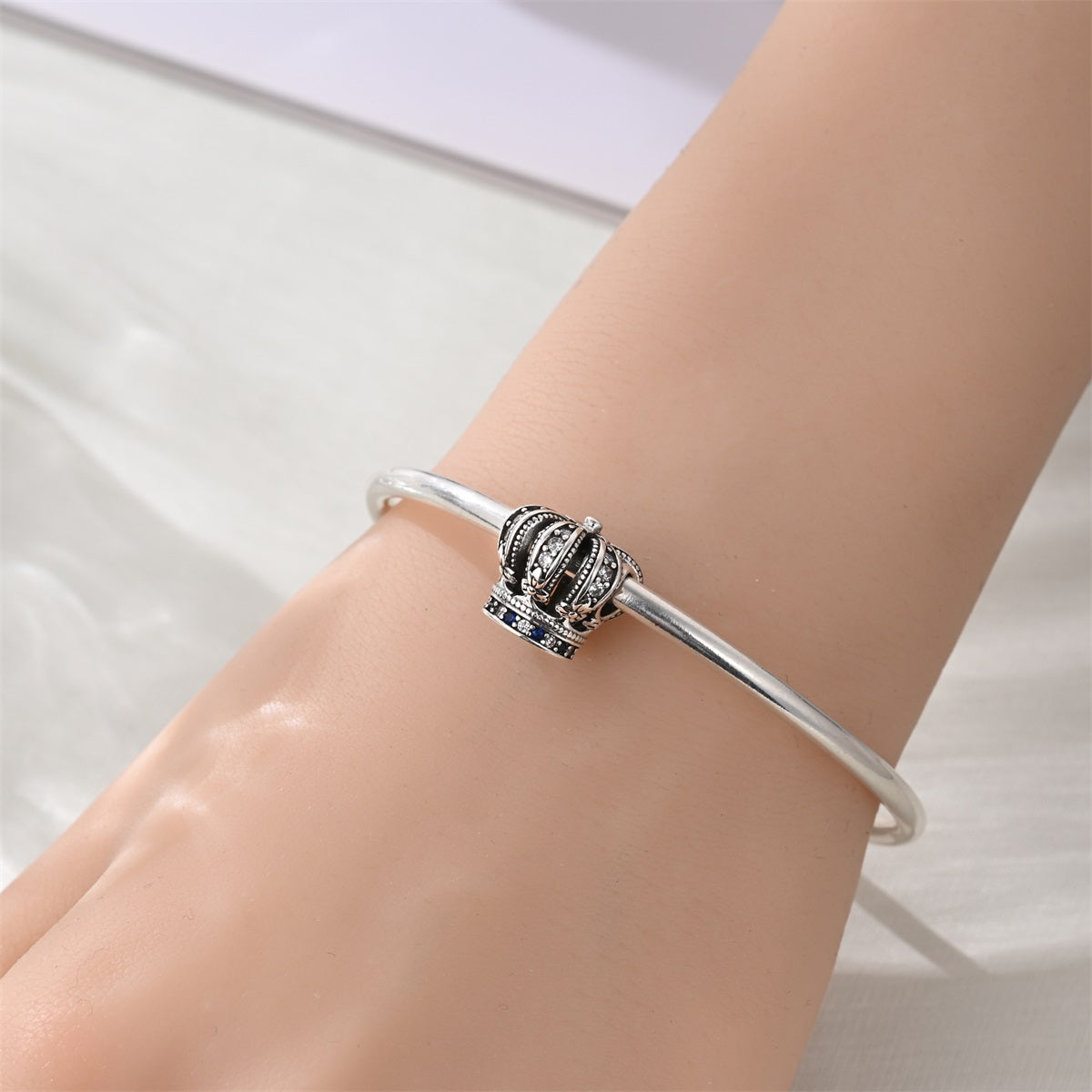 Charm Corona Con Detalles Azules