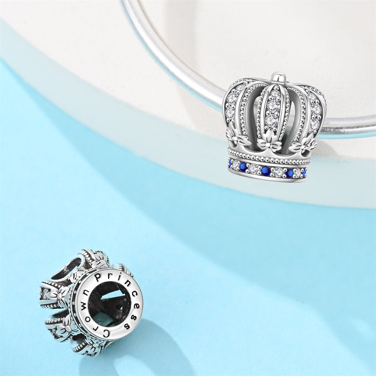 Charm Corona Con Detalles Azules