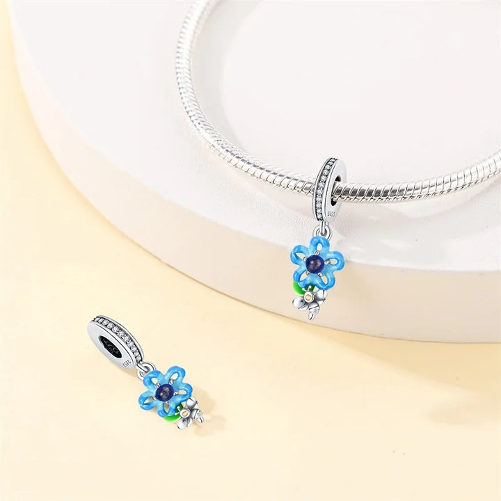 Charm Flor Azul y Abeja