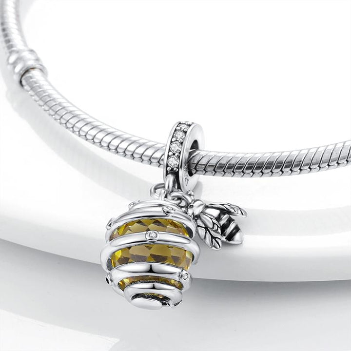 Charm Abeja en Panal Diamantado