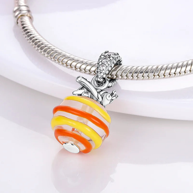 Charm Abeja en Panal