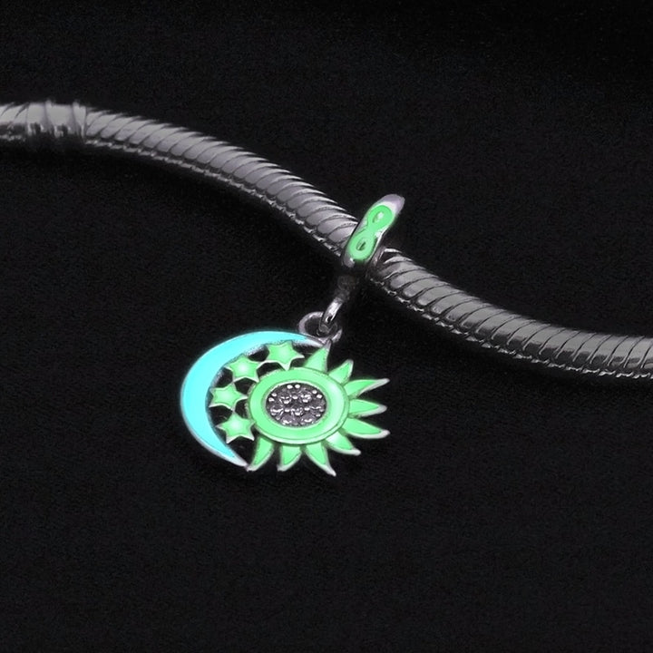Charm Sol & Luna de Estrellas Fluorescentes
