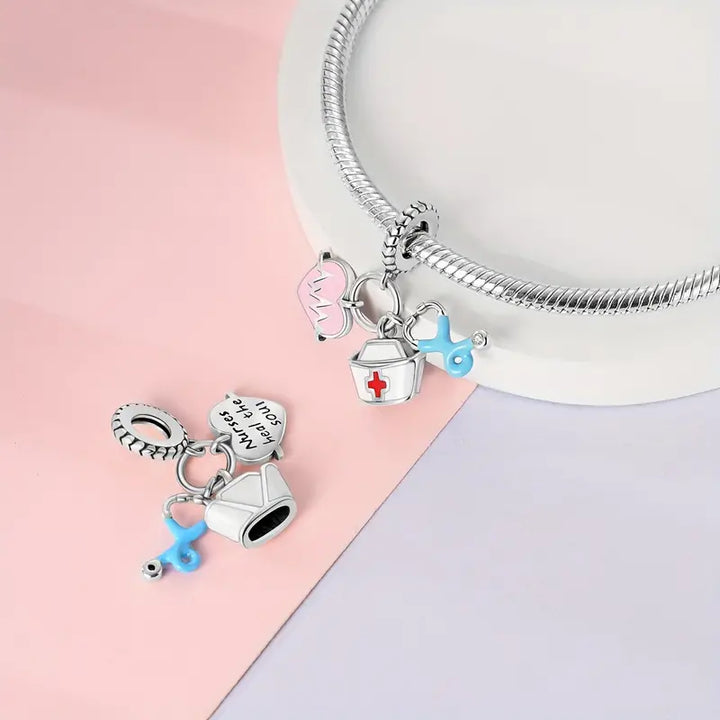 Charm Corazón de Médico y Estetoscopio